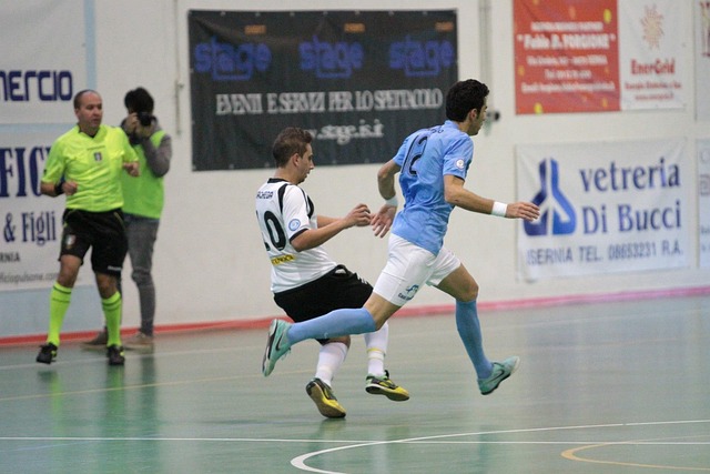 孙颖莎王楚钦赛前训练气氛轻松，大头仰头大笑，大笑引发全场欢笑